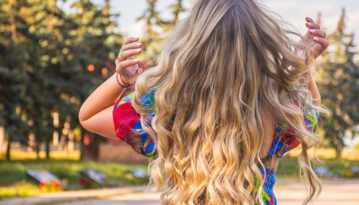 gilr-with-hair-extensions